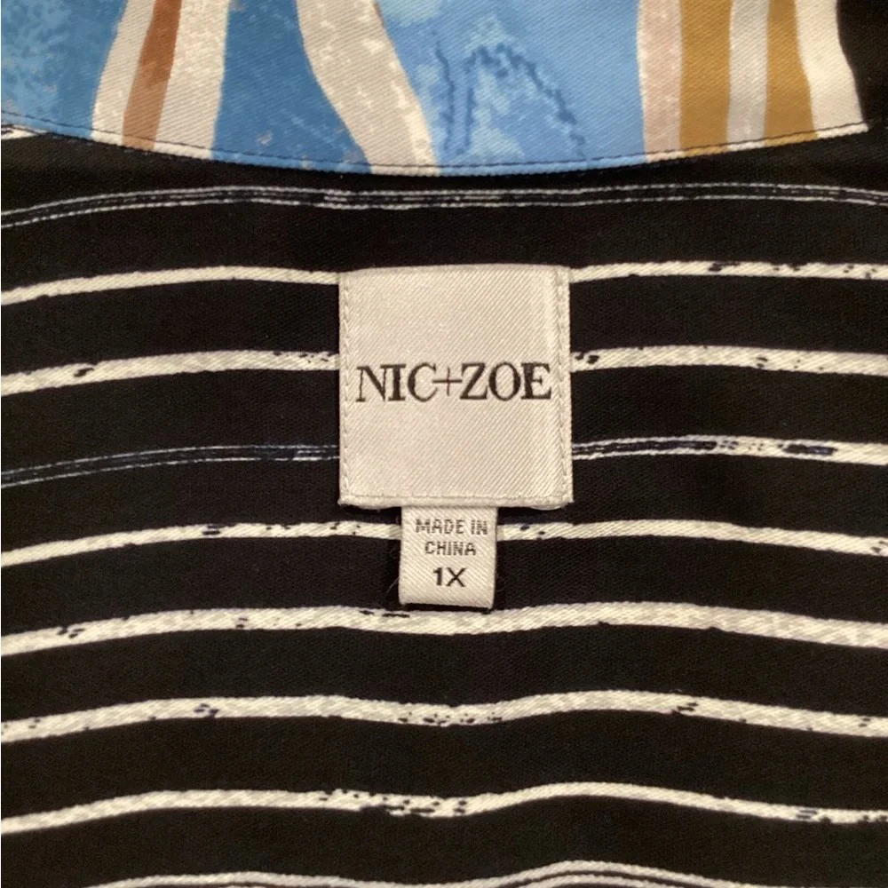 NIC+ZOE Button Front Blouse with bold tropical blue & tan botanical print. EUC - Picture 7 of 9